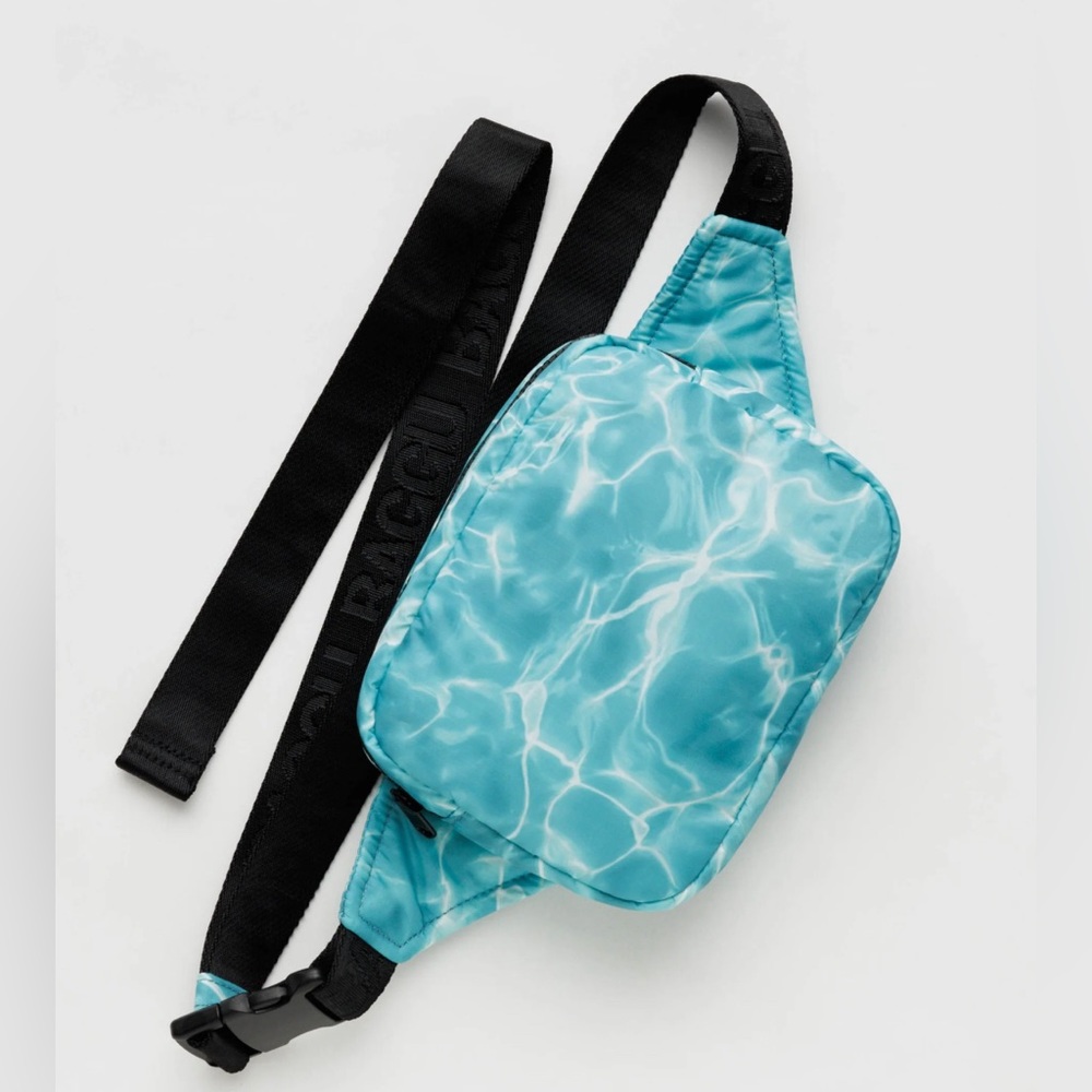 NWT BAGGU Puffy Fannypack in Pool
